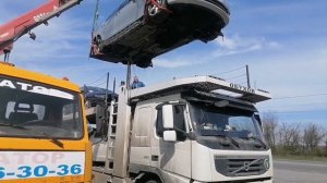 Работает эвакуатор-манипулятор (КМУ). Погружаем машину с автовоза на эвакуатор. 8 937 536 30 36