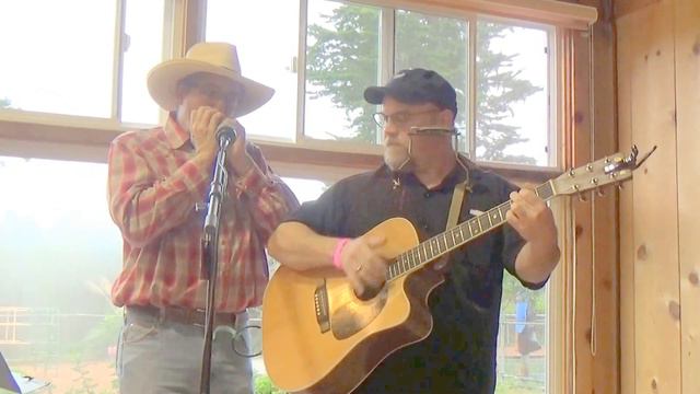 Derek Bodkin and Harry Thomas perform "Take Me Home Country Roads" смотреть онлайн