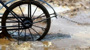 Велосипед пришёл на помощь трактору