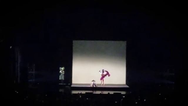 Live Titanium by Sia in Oracle Arena смотреть онлайн