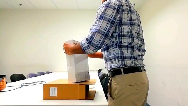 New Macbook Pro 13" with Touch Bar - Unboxing смотреть онлайн