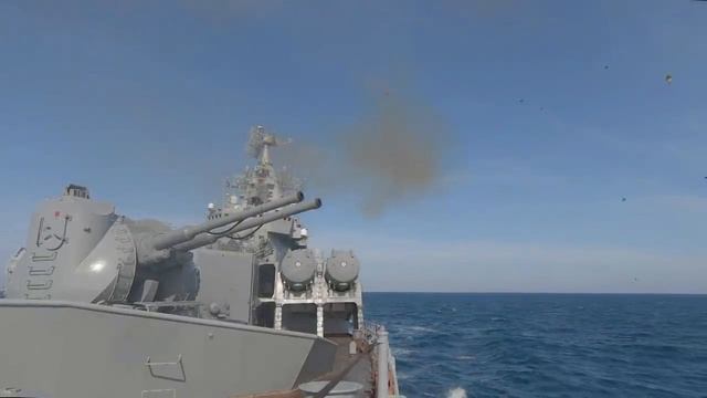 Артиллерийские стрельбы ракетного крейсера «Москва» в Чёрном море ВМФ - OiN Одни из Нас смотреть онлайн