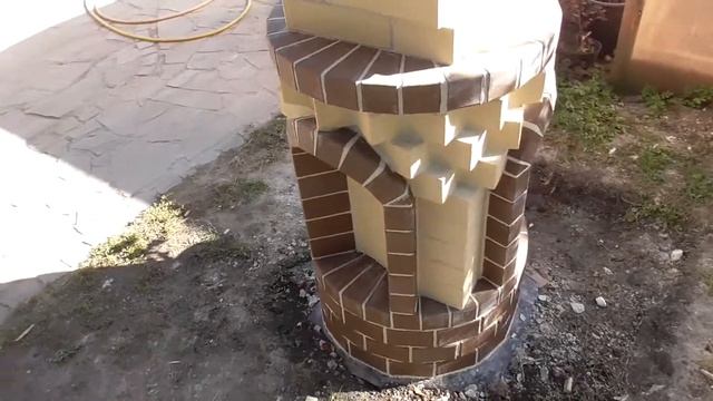 Красивая Винтовая колонна из кирпича. Крыша опирается на столб смотреть онлайн