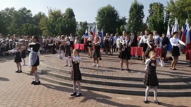Россошь. Школа №2. Первым будь всегда - с Первым сентября! Школьная песня смотреть онлайн