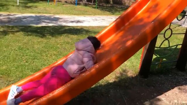 Софи гуляет на детской площадке во время КАРАНТИНА/Sophie goes to the playground смотреть онлайн