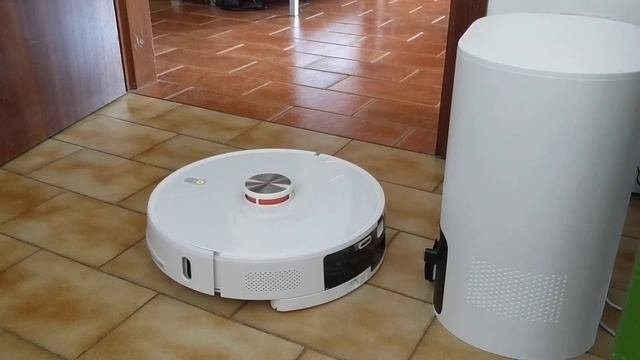 Lydsto R1 robot vacuum cleaner returning to the self-cleaning charging station смотреть онлайн