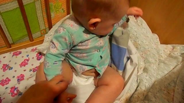 ребенок 7 месяцев и  майский жук