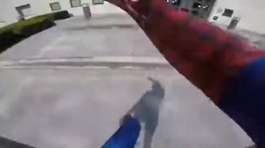 Профисиональный паркурист переодевшийся в костюм человека паука (паркур от первого лица)