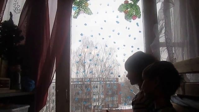Рисуем на оконном стекле гуашью смотреть онлайн