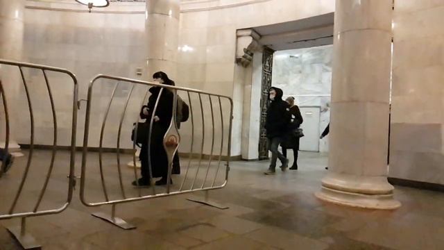 метро Киевская, выход к Европейскому смотреть онлайн