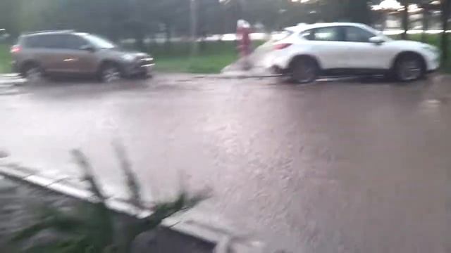 Ростов-на-Дону. 18 апреля 2017. Затопление улиц после дождя. смотреть онлайн