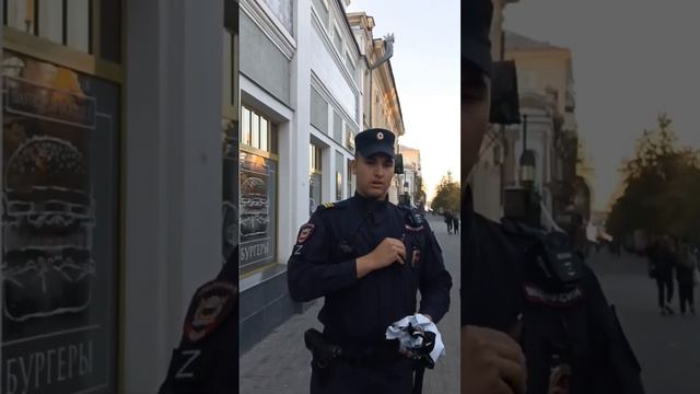 Сотрудники МВД г. Челябинск крепят бойца батальона 