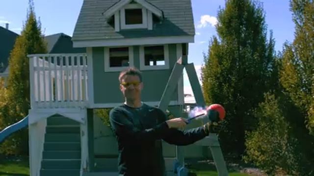 What's inside EXPLODING Fire Extinguisher Balls? смотреть онлайн