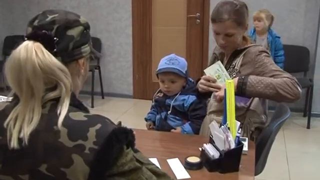 Выдача гуманитарной помощи смотреть онлайн