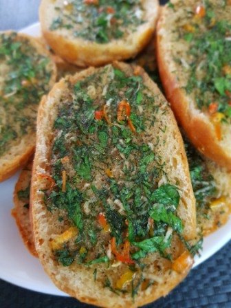 Просто беру белый хлеб, чеснок, красный перец и запекаю в духовке. Получаются острые гренки