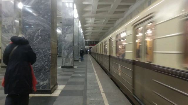 Поезд 81-717.5А "Ретропоезд Сокольники" на ст. Сокольники #metro #trains #transport #метро #поезда смотреть онлайн