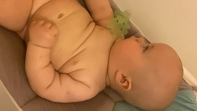 29.09.21 Младенец Роб лапочет в душе ?? newborn baby is talking in the bathroom ? смотреть онлайн