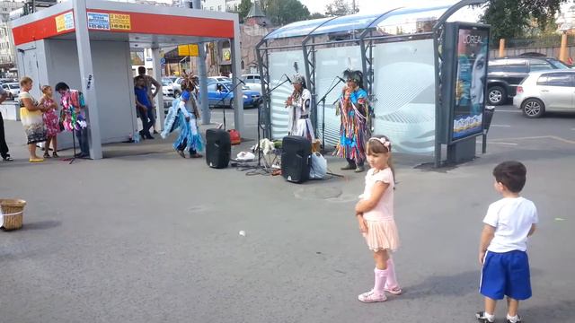 Индейцы зажигают у ст. метро "Краснопресненская"-:) смотреть онлайн