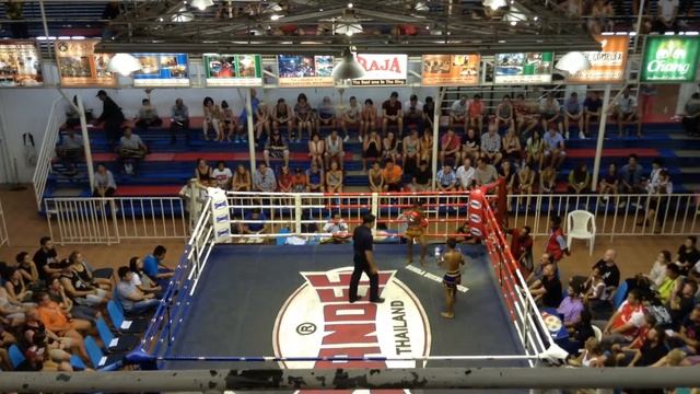 Маленькие тайцы сражаются на стадионе