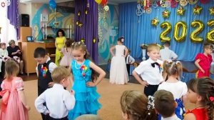 Путешествие на Машине времени. Малыши поздравляют выпускников