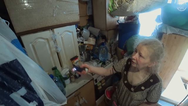 ШОК! ОДИНОКАЯ БАБУШКА СПИТ В МУСОРЕ. ПОПАЛИ В ТРЕШ КВАРТИРУ, А ТАМ... смотреть онлайн