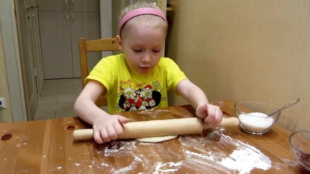 Вики Вики - Вика печет пирожки. смотреть онлайн
