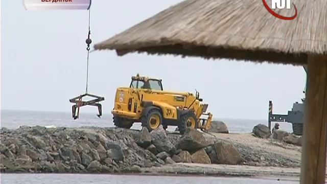 За каменной стеной