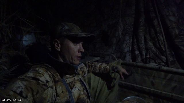 Тысячи уток сидит на мелководье. Забрались в самые дебри на болотоходе. охота на утку. смотреть онлайн