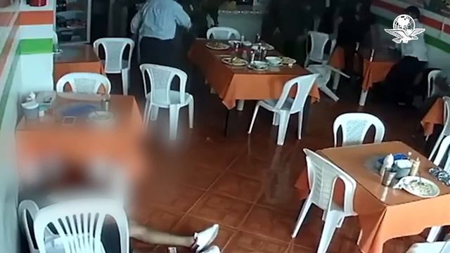 Video capta momento en que sicario ejecuta a un hombre, frente a un grupo de militares смотреть онлайн