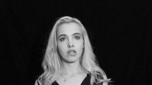 Взойти на сцену.   Белла Ахмадулина