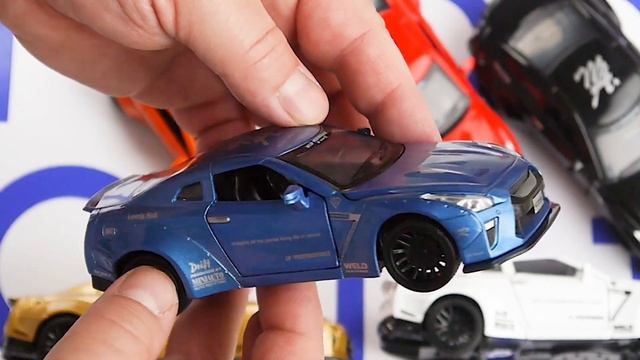 Обзор машинки Nissan GT-R: открываются двери, багажник, капот 1/32 смотреть онлайн