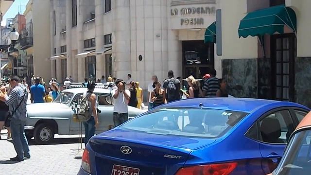 El Floridita, la librería La Moderna Poesía y la calle Obispo, en La Habana Vieja, Cuba смотреть онлайн