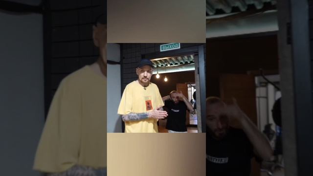 Прическа Бреда Пита| Омар в Большом городе #shorts смотреть онлайн