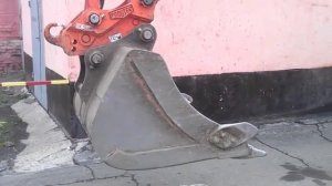 Работа квик-каплера (быстросъема) для быстрой смены рабочего оборудования на экскаваторе