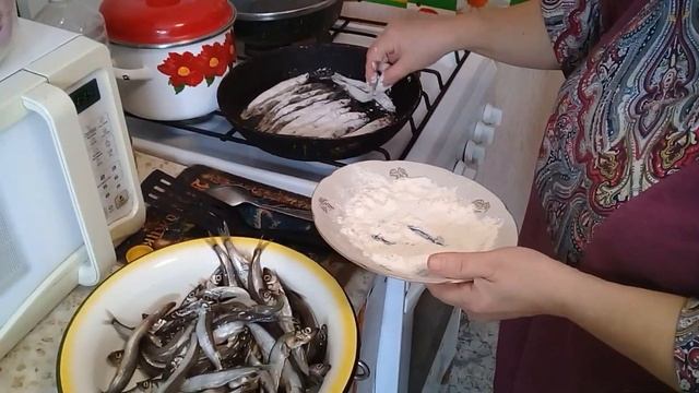 Быстро и очень вкусно ! Жена пожарила рыбу на сковороде на ужин Что у нас в доме смотреть онлайн
