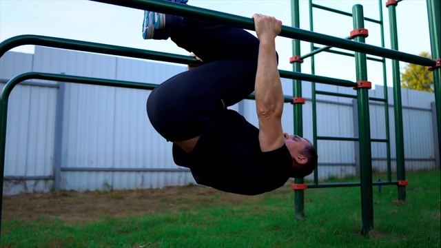 50-ти летний Воркаутер удивил нас. История тренировок. смотреть онлайн