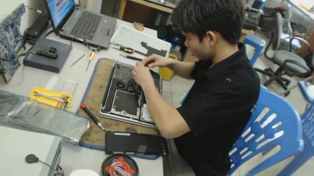 Thay Pin Macbook Pro A1278 Mode 2010 смотреть онлайн