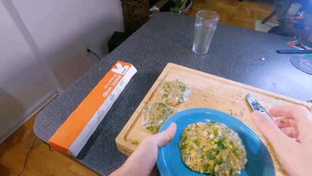 Cooking with my Cat ! - Shrimp Burgers смотреть онлайн