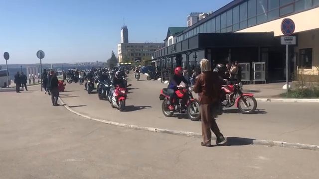 Скопление байкеров на набережной в Саратове. 23.04.22 СарИнформ смотреть онлайн