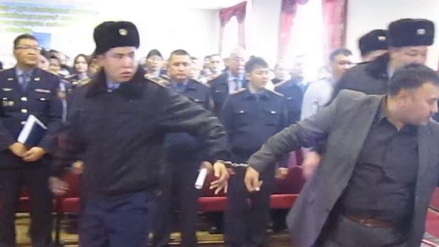 Над бывшим начальником полиции устроили показательный суд смотреть онлайн