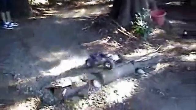 Nitro Evader RC Truck Racing on the Backyard Track смотреть онлайн