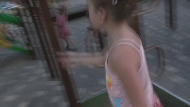 Детская площадка, горки, качели, прогулка на побережье, фонтаны. смотреть онлайн