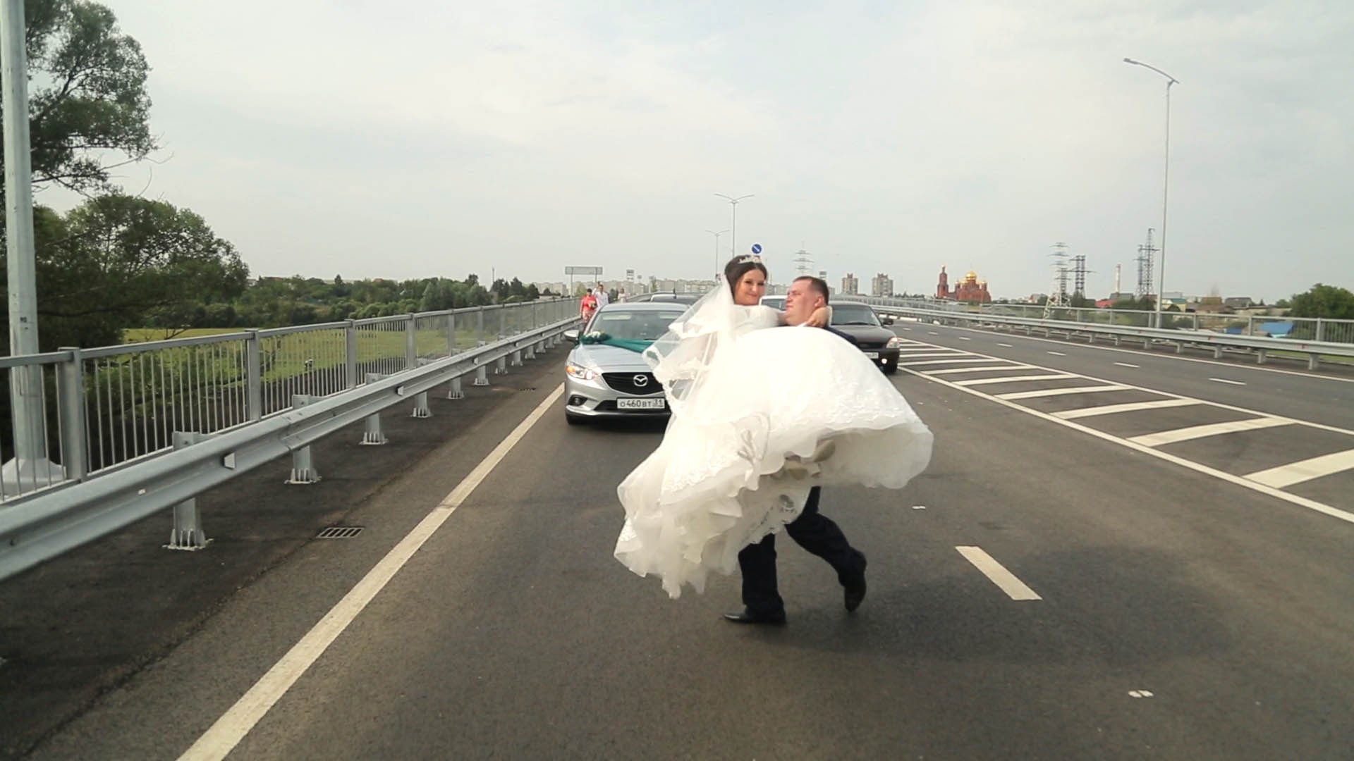 Прогулка новобрачных перед свадебным банкетом смотреть онлайн