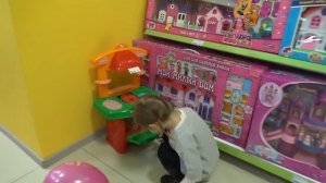 Катя делает покупки куклу Монстер Хай и кассовый аппарат Shopping toy in kid's s