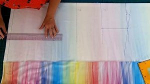 Платье Худи без выкройки на любую фигуру. Построение платья всего по трём меркам сразу на ткани.mp4