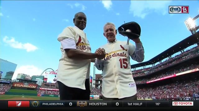 Bob Gibson throws out ceremonial first pitch as Cardinals honor '67 team смотреть онлайн