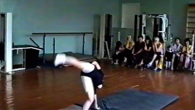 1999 - Акробатика в РАДУГЕ. Открытое занятие. СРЕДНЯЯ группа - ансамбль РАДУГА, г. Днепр смотреть онлайн