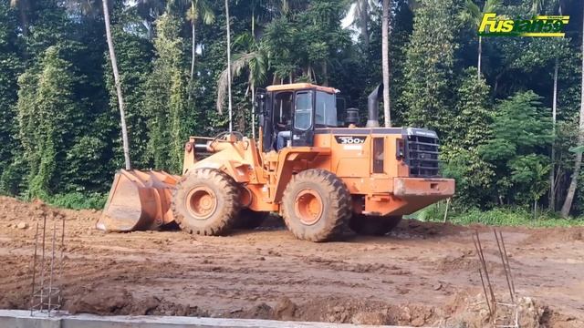 The Doosan Daewoo Mega 300V Wheel Loader Is Flattening Landfill in a Multipurpose Building Project смотреть онлайн