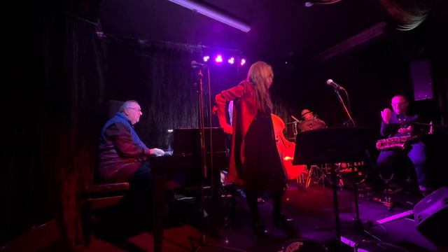 Drowning In My Own Tears featuring Kerri Simpson смотреть онлайн