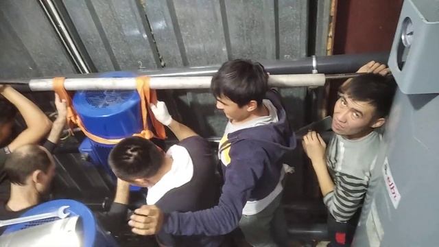 как снять двигатель весом 171 кг, с насоса, в стеснённых условиях и без подъёмных механизмов? смотреть онлайн